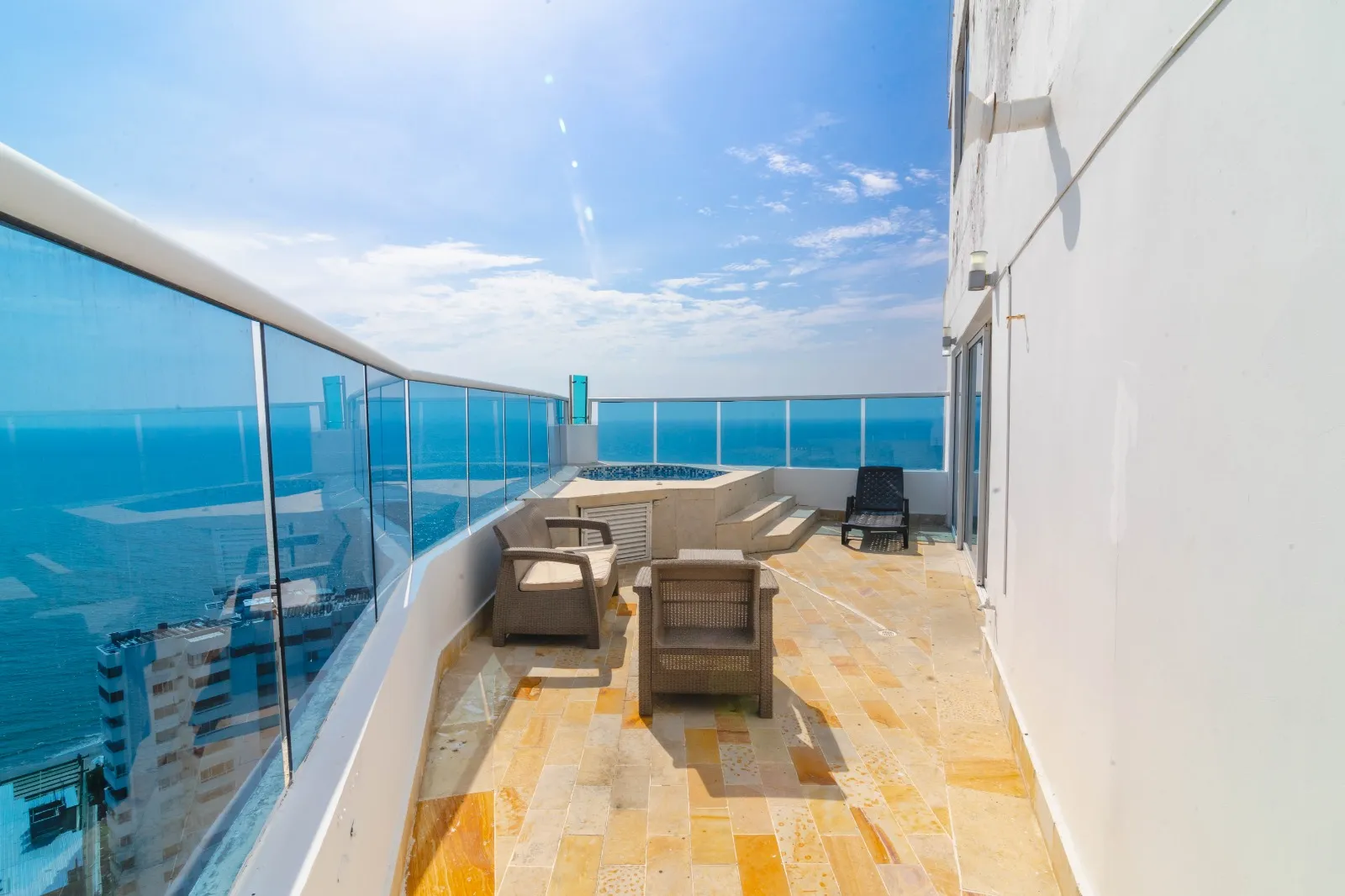 Espacio amplio y de lujo para el jacuzzi privado el apartamento 2007 Dos Alcobas con JACUZZI del Edificio Poseidón del Caribe Laguito Cartagena
