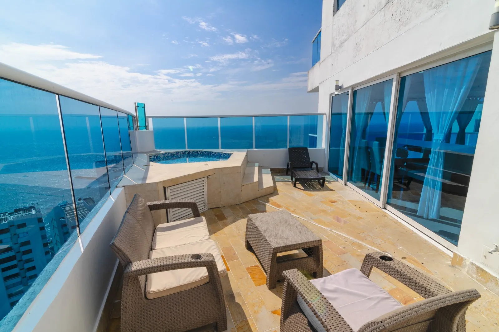 Imagina tu familia disfrutando de la magia de un momento inolvidable.en el apartamento 2007 Dos Alcobas con JACUZZI del Edificio Poseidón del Caribe Laguito Cartagena