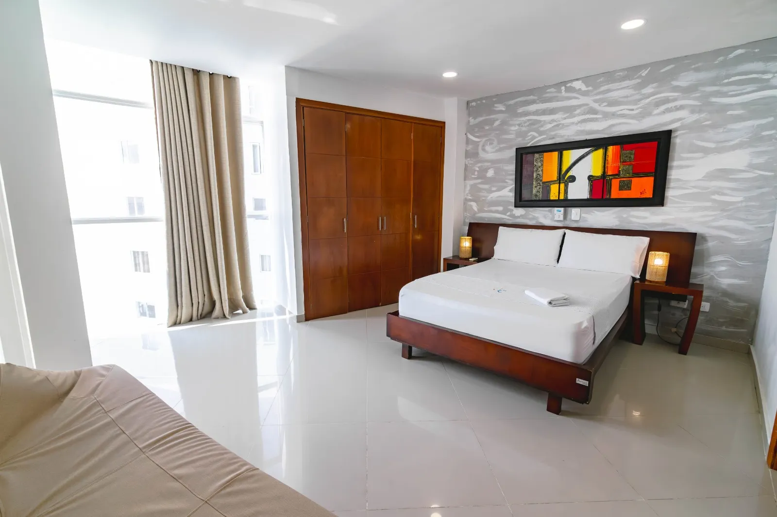 Alcoba principal con ventanal y vista al laguito el apartamento 2007 Dos Alcobas con JACUZZI del Edificio Poseidón del Caribe Laguito Cartagena