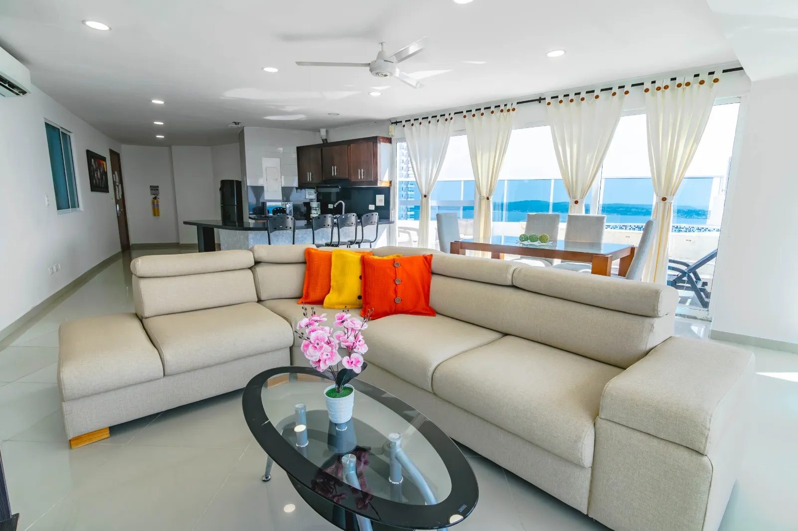 Sala Comedor con muebles de lujo en el apartamento 2007 Dos Alcobas con JACUZZI del Edificio Poseidón del Caribe Laguito Cartagena
