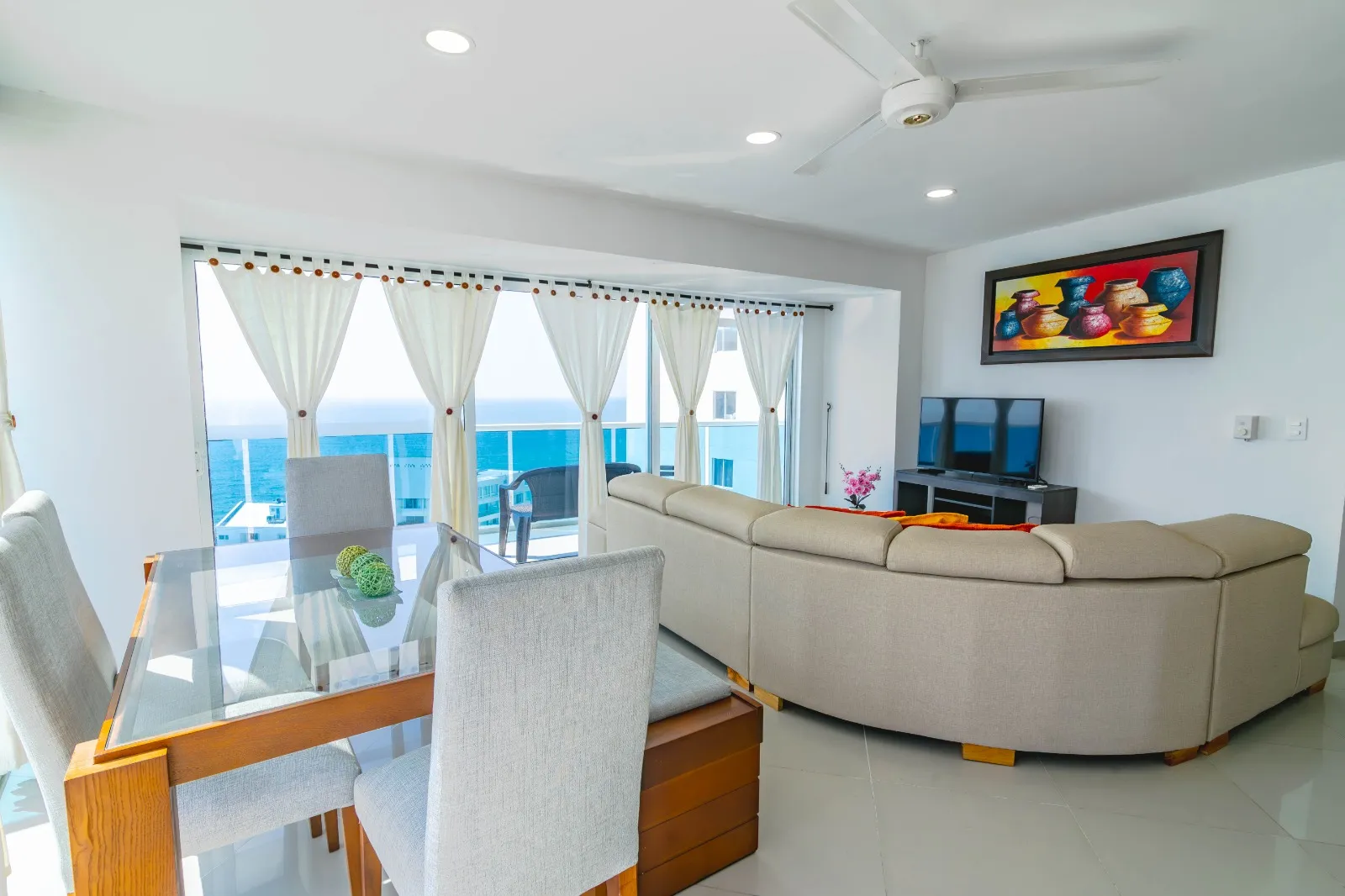 Vista de la sala del apartamento 2007 Dos Alcobas con JACUZZI del Edificio Poseidón del Caribe Laguito Cartagena
