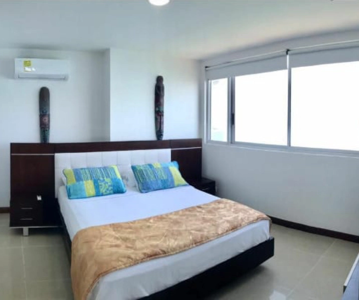 Habitacion Principal con cama doble matrimonial del penthouse del piso 37 en el Edificio Palmetto Cartagena