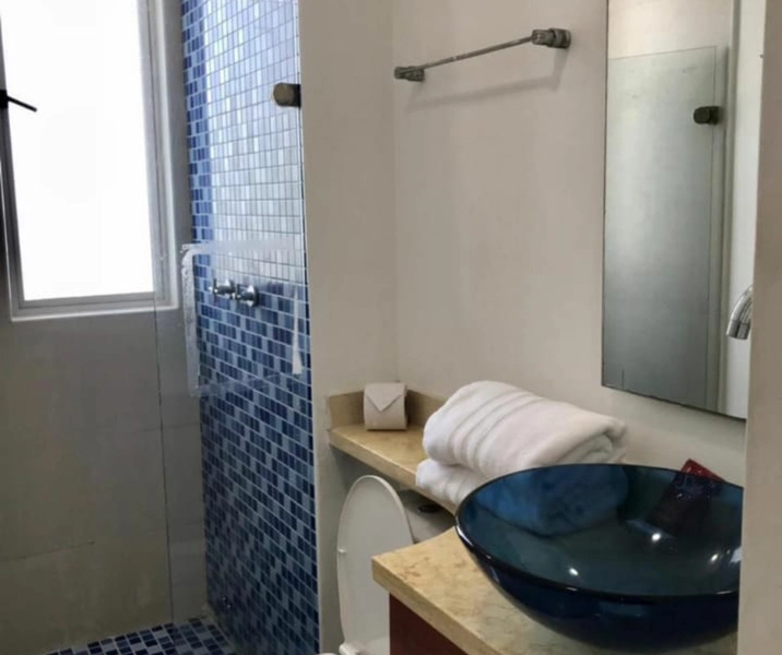 Baño de la habitación principal penthouse del piso 37 en el Edificio Palmetto Cartagena