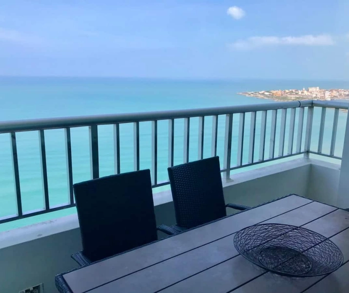 Balcón hacia el mar y la ciudad antigua de Cartagena. Disfruta el Penthouse en Palmetto Cartagena 3701