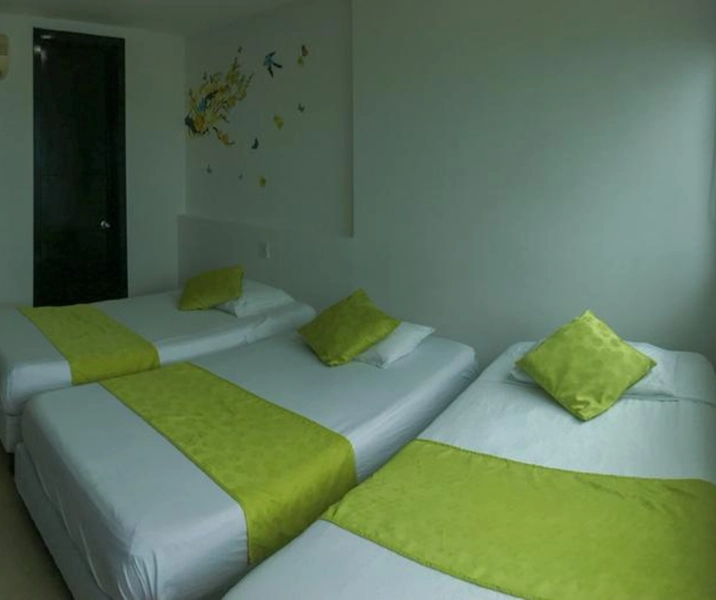 Tres camas sencillas en la alcoba auxiliar del apartamento 1502 del Edificio Palmetto CArtagena el mejor alojamiento en Bocagrande