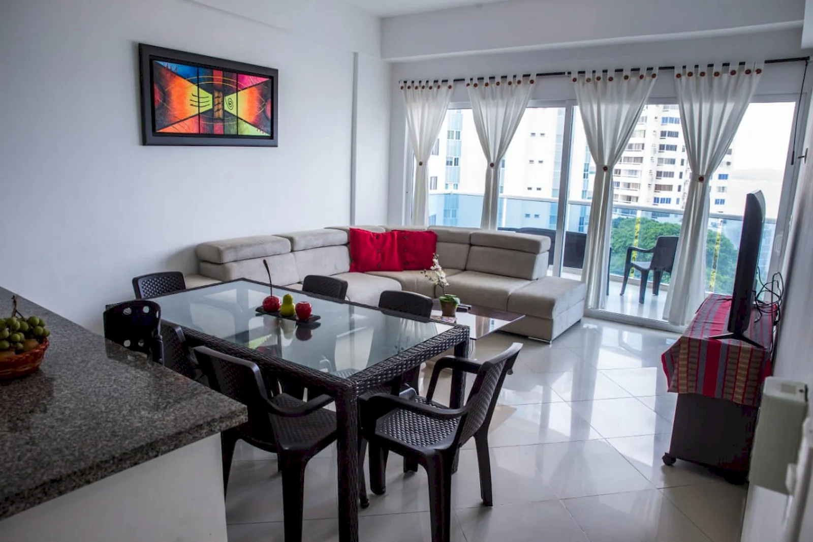 Sala comedor con salida al balcón del apartamento. Disfruta Vacaciones Poseidón del Caribe Apartamento 706 Tres Alcobas El Laguito Cartagena