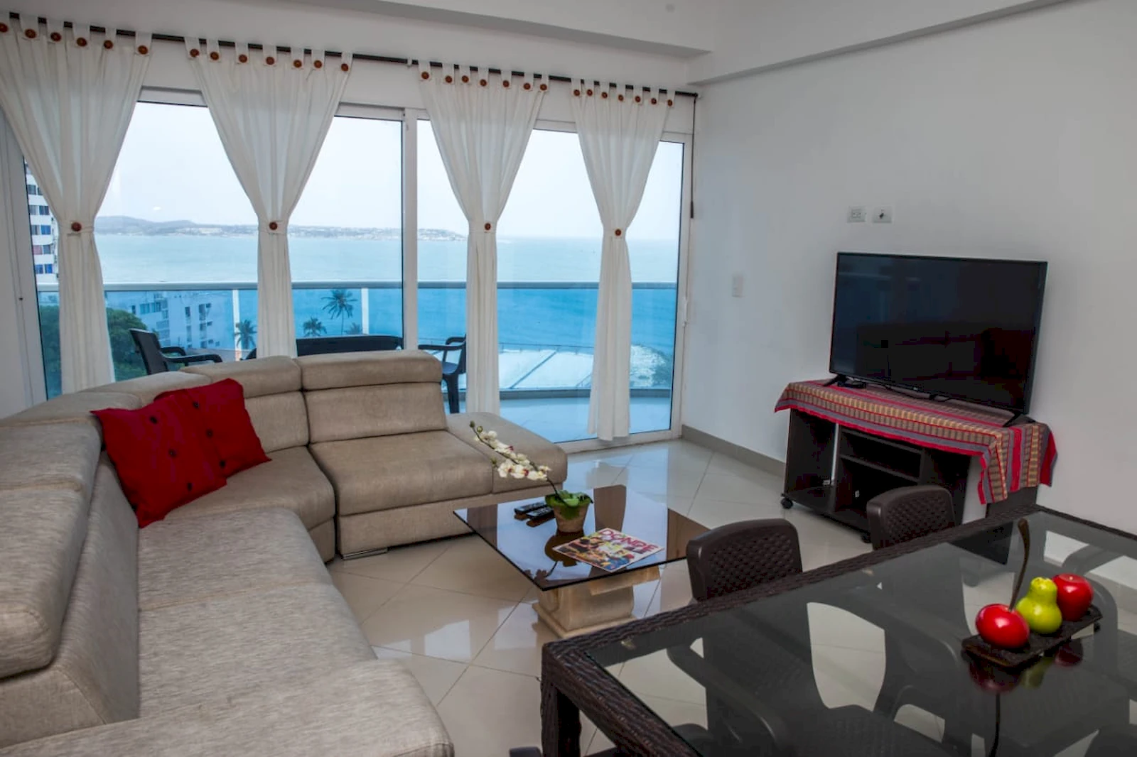 Sala con salida al balcón del Apartamento. Disfruta Vacaciones Poseidón del Caribe Apartamento 706 Tres Alcobas El Laguito Cartagena