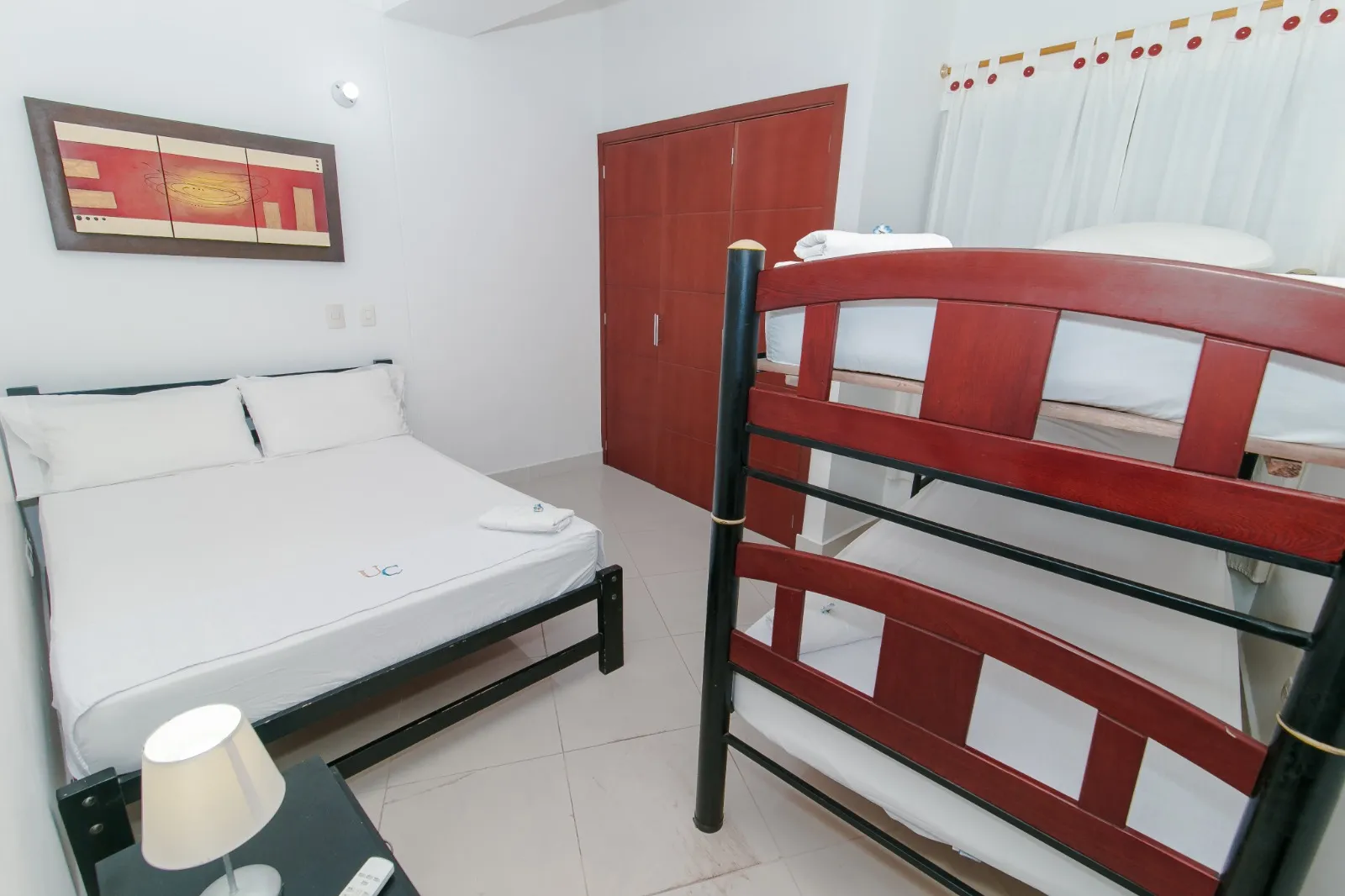 Alcoba auxiliar dos con camarote de dos literas y una cama doble en el Penthouse Poseidón del Caribe Apartamento Vacacional 804 Barrio El Laguito Cartagena