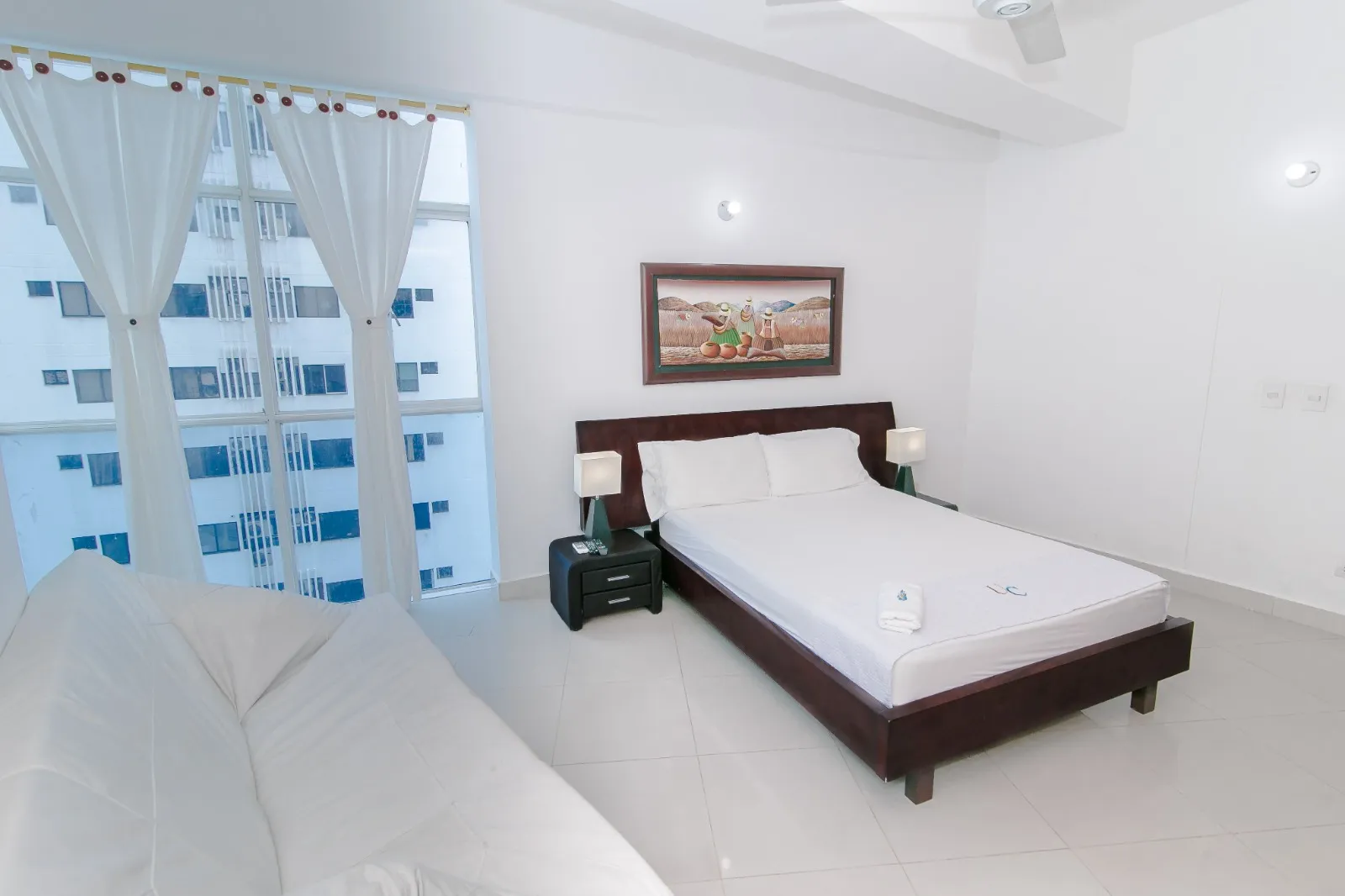 Cama doble matrimonial de la alcoba princiipal en el Penthouse Poseidón del Caribe Apartamento Vacacional 804 Barrio El Laguito Cartagena