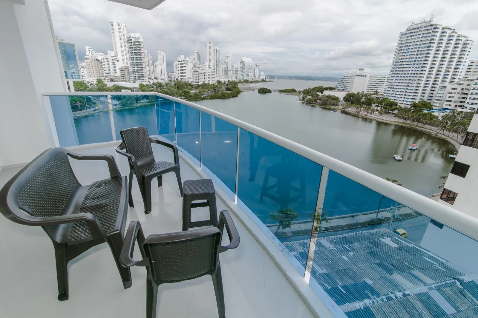 Juego de mesa y sillas en el balcón panorámico en el Penthouse Poseidón del Caribe Apartamento Vacacional 804 Barrio El Laguito Cartagena