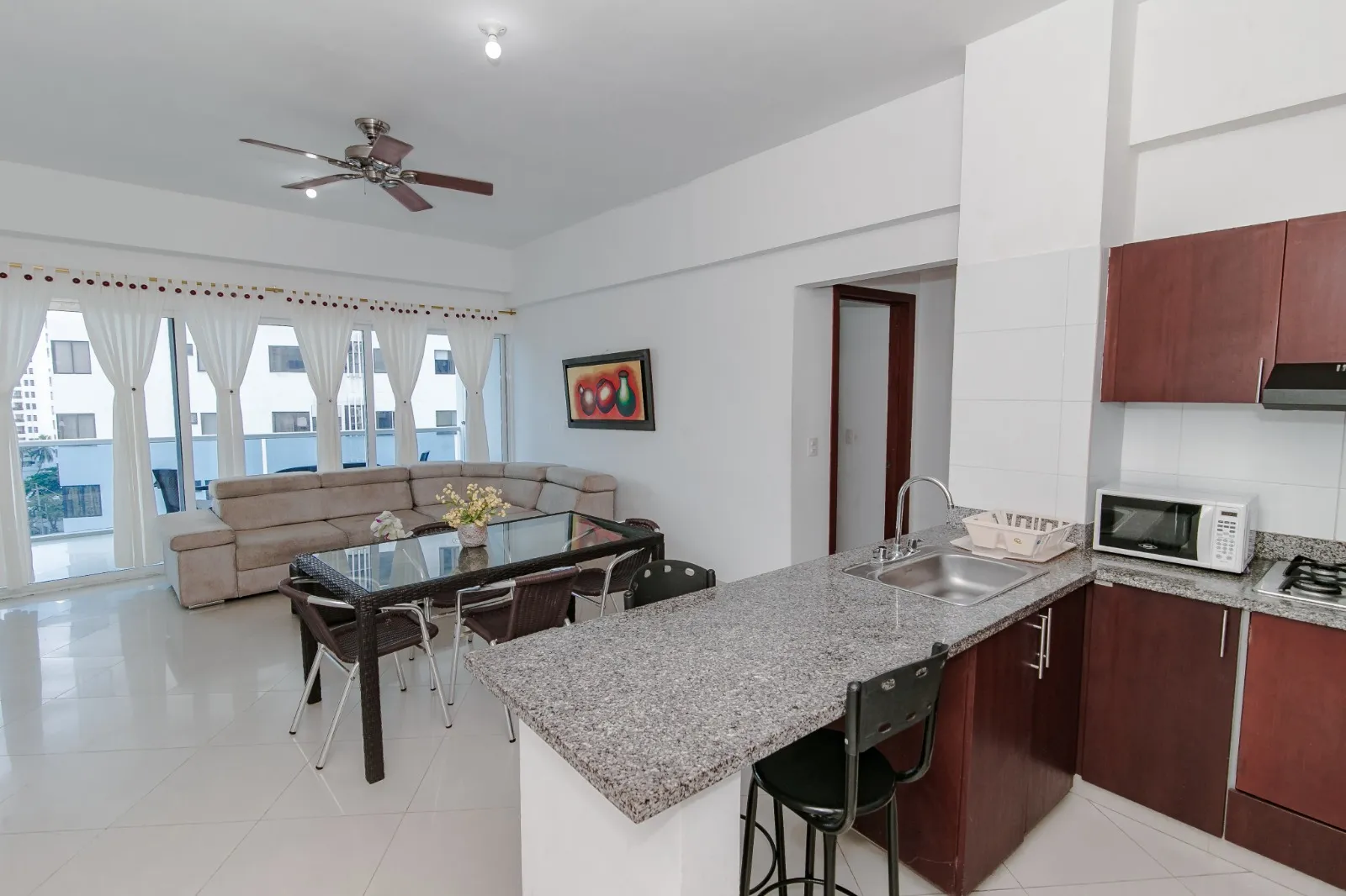 Sala con juego de muebles de estilo moderno en el Penthouse Poseidón del Caribe Apartamento Vacacional 804 Barrio El Laguito Cartagena
