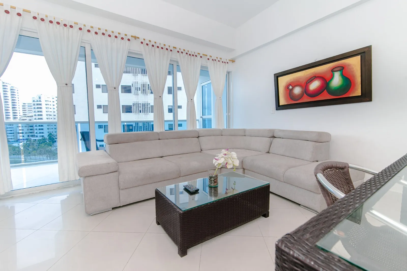 Imagina tu familia y amigos difrtando de esta sala en el Penthouse Poseidón del Caribe Apartamento Vacacional 804 Barrio El Laguito Cartagena
