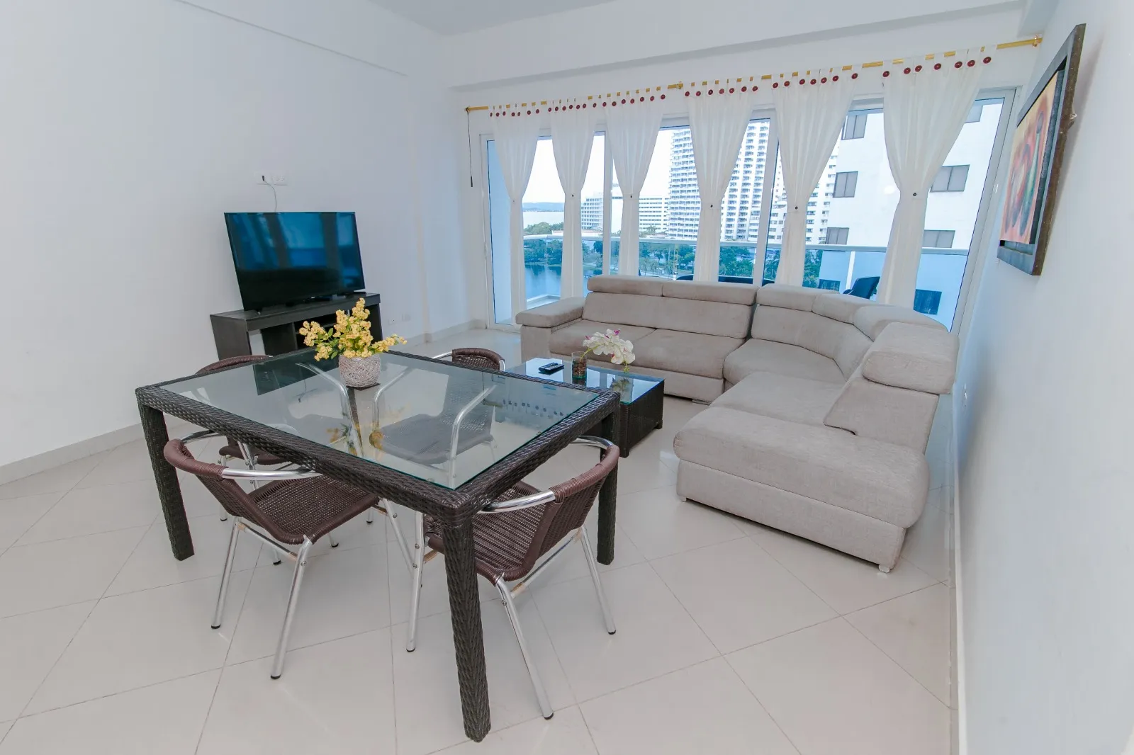 Sala y comedor. Note lo amplio y cómodo del lugar en el Penthouse Poseidón del Caribe Apartamento Vacacional 804 Barrio El Laguito Cartagena