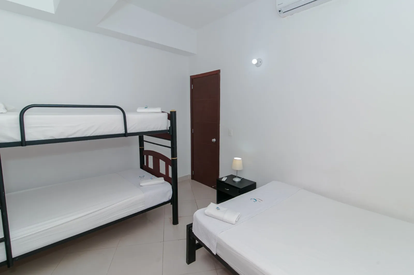 Habitación auxiliar con cama doble y camarote de dos literas en el Penthouse Poseidón del Caribe Apartamento Vacacional 804 Barrio El Laguito Cartagena