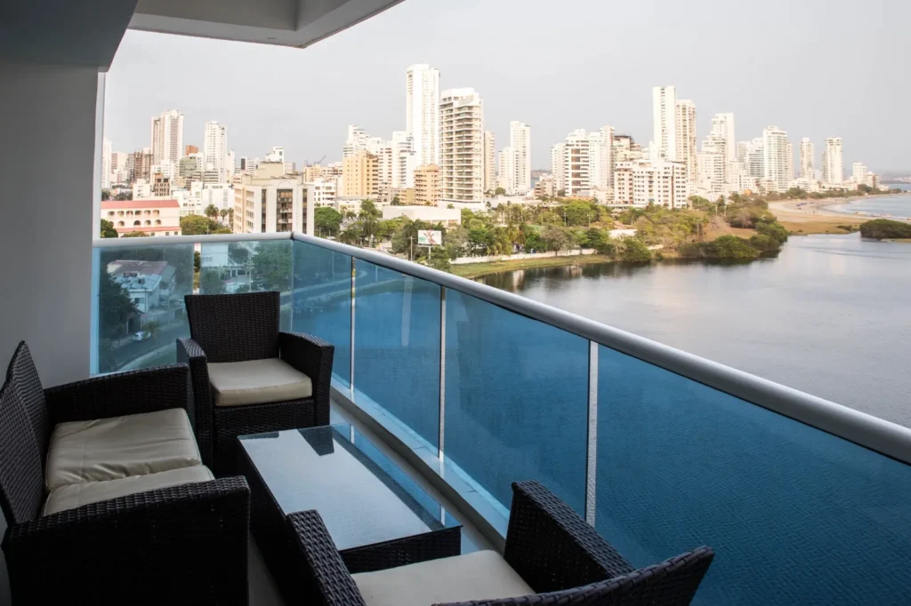 Balcón con vista panorámica del apartamento vacacional 903 de dos alcobas, el mejor valorado en BOOKING Poseidón del Caribe