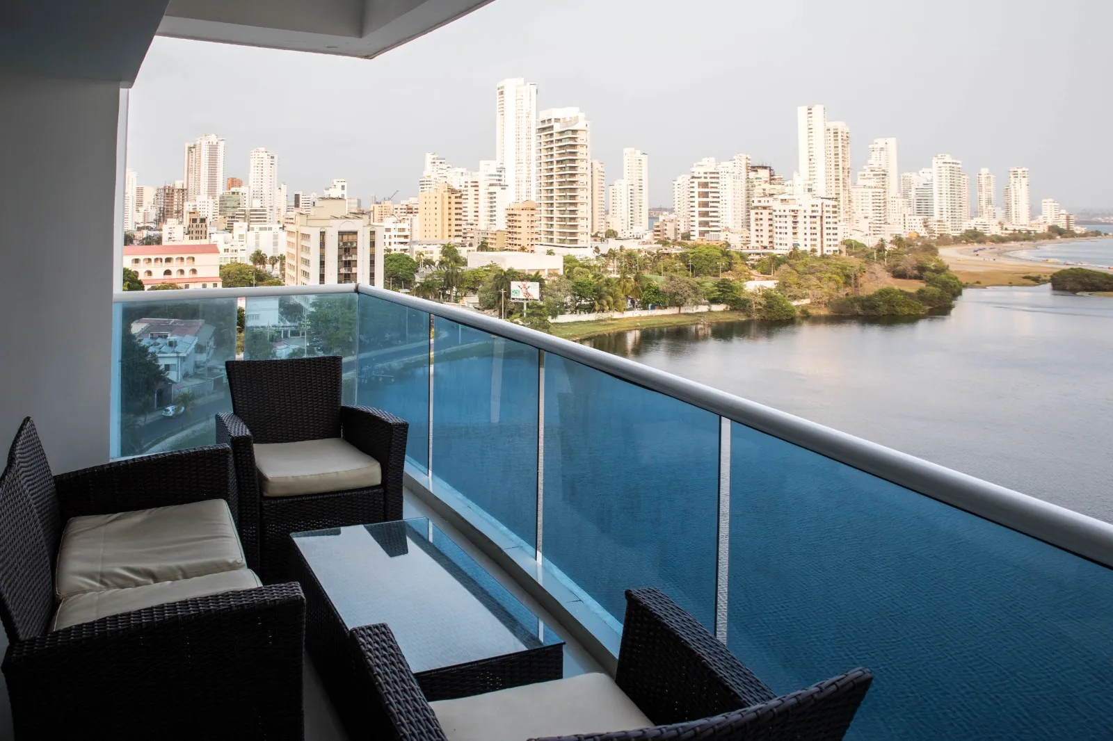 Balcón con vista panorámica del apartamento vacacional 903 de dos alcobas, el mejor valorado en BOOKING Poseidón del Caribe