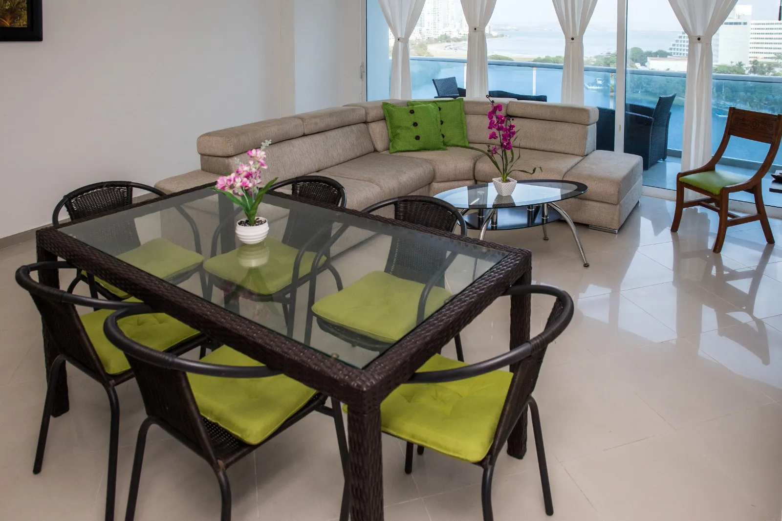Comedor de cuatro sillas del apartamento vacacional 903 de dos alcobas, el mejor valorado en BOOKING Poseidón del Caribe