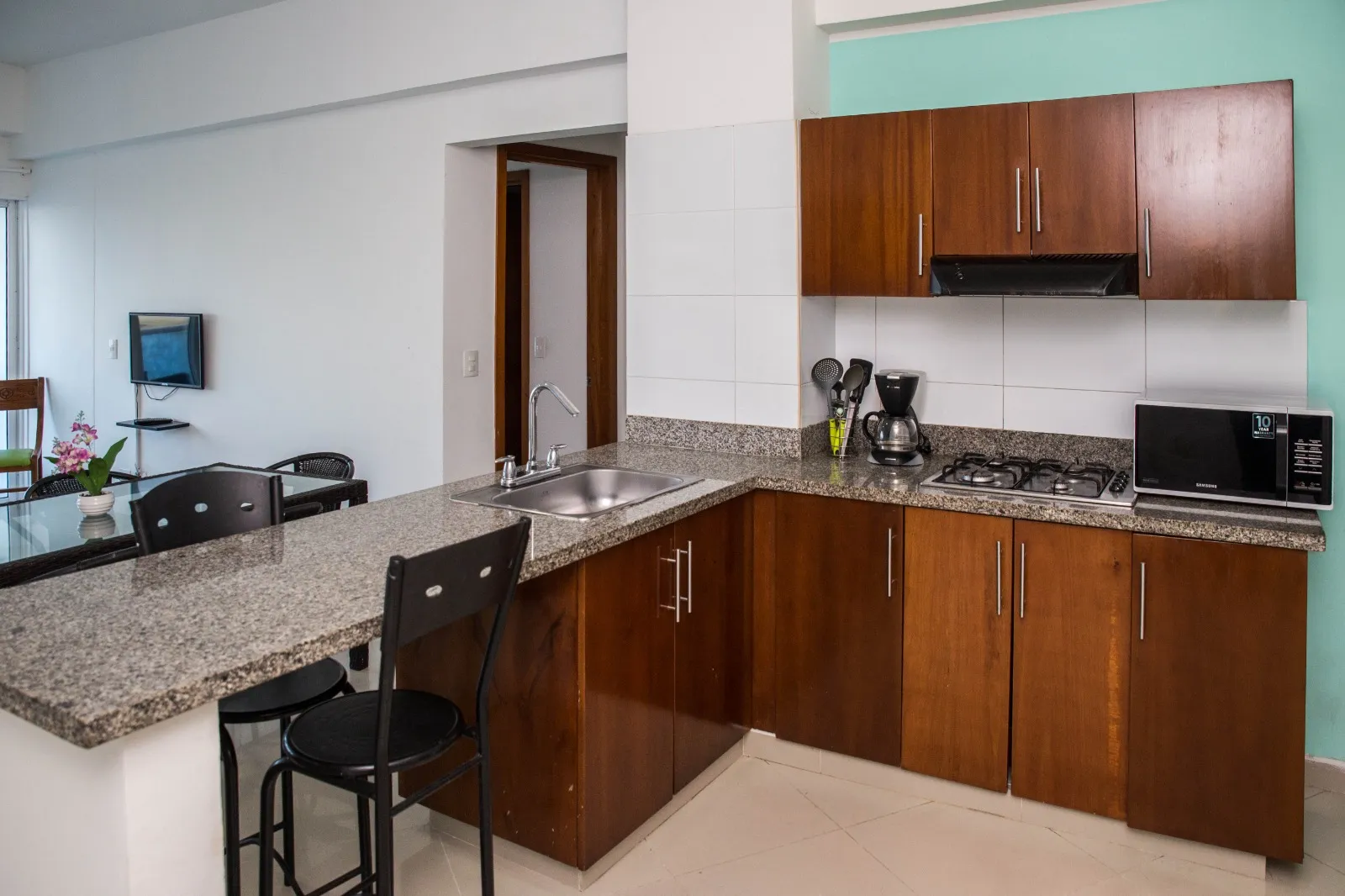 Cocina equipada con lo necesario para que disfrute de las labores culinarias en el apartamento vacacional 903 de dos alcobas, el mejor valorado en BOOKING Poseidón del Caribe