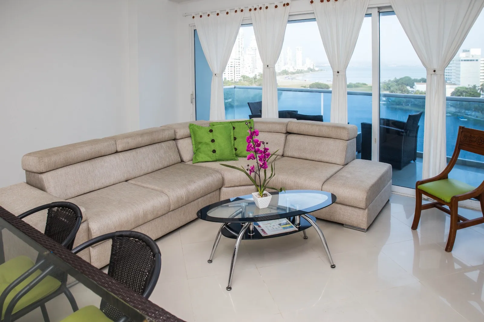 Sala con salida al balcón del del apartamento vacacional 903 de dos alcobas, el mejor valorado en BOOKING Poseidón del Caribe