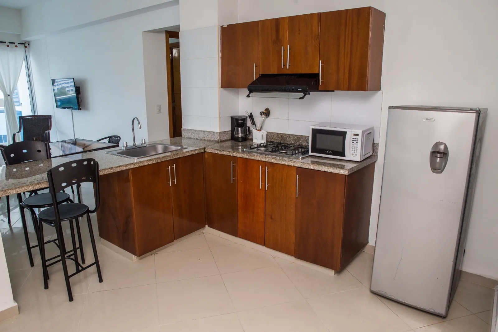 Cocina equipada con todo lo necesario para su cómoda estadía en el apartamento 904 de Alquiler Poseidón del Caribe 904