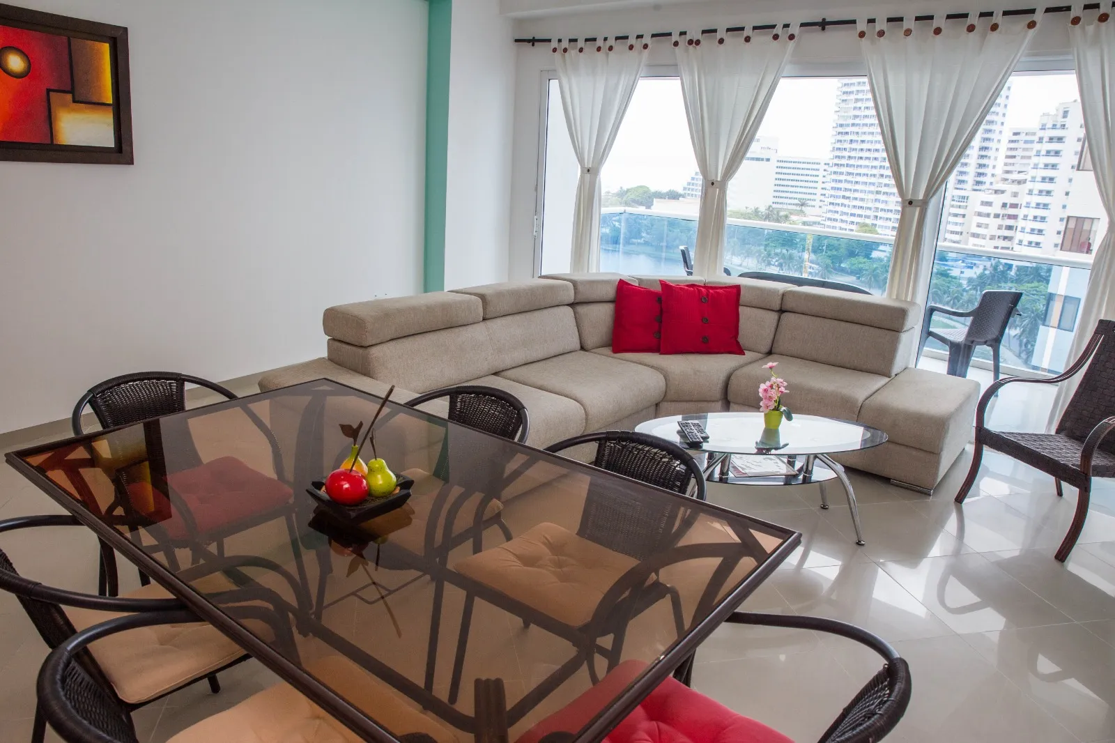 Sala Comedor con salida al balcón del apartamento 904 de Alquiler Poseidón del Caribe 904