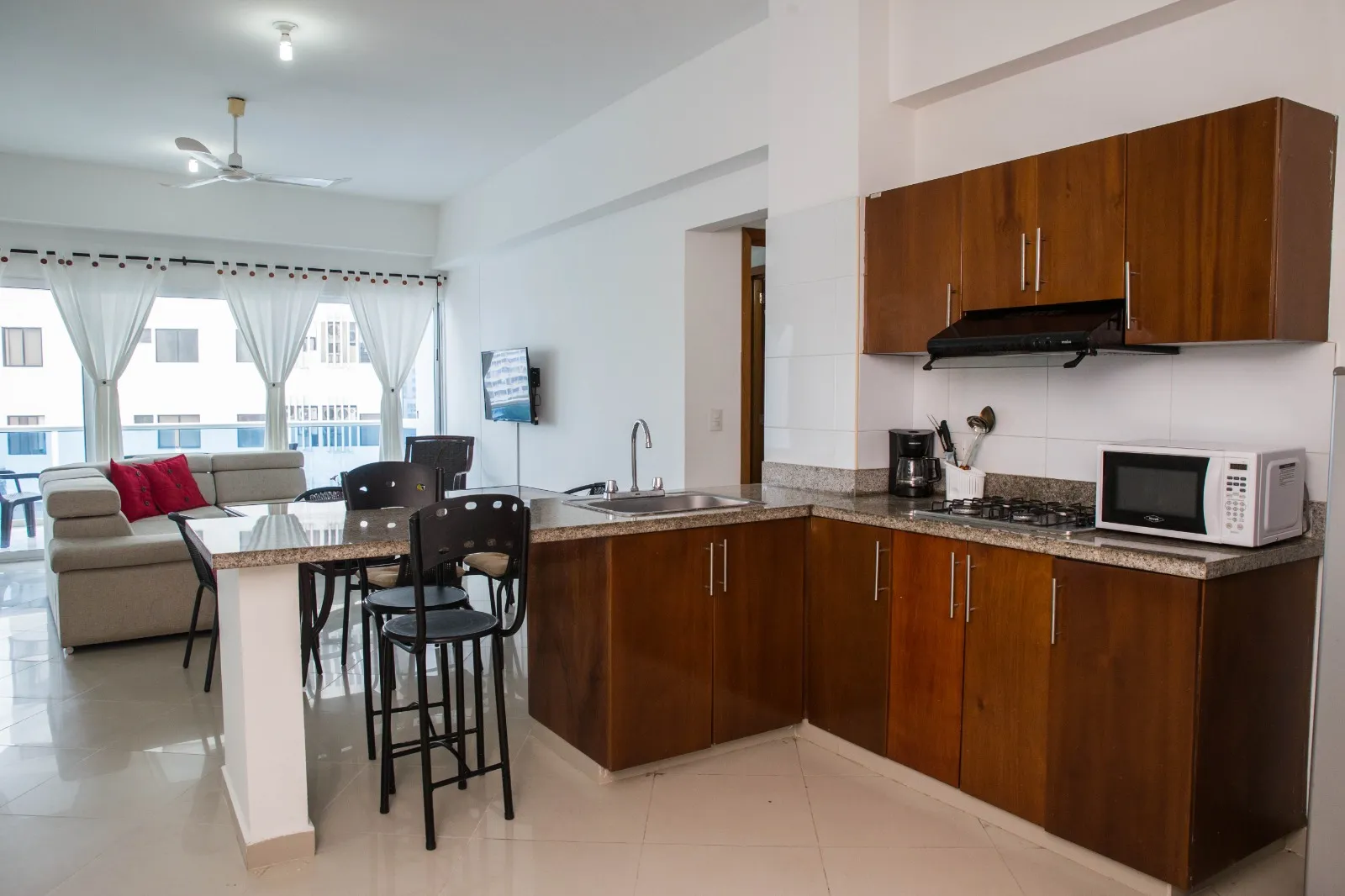 Cocina que da la bienvenida a su llegada con un muy bien diseño y comodidad