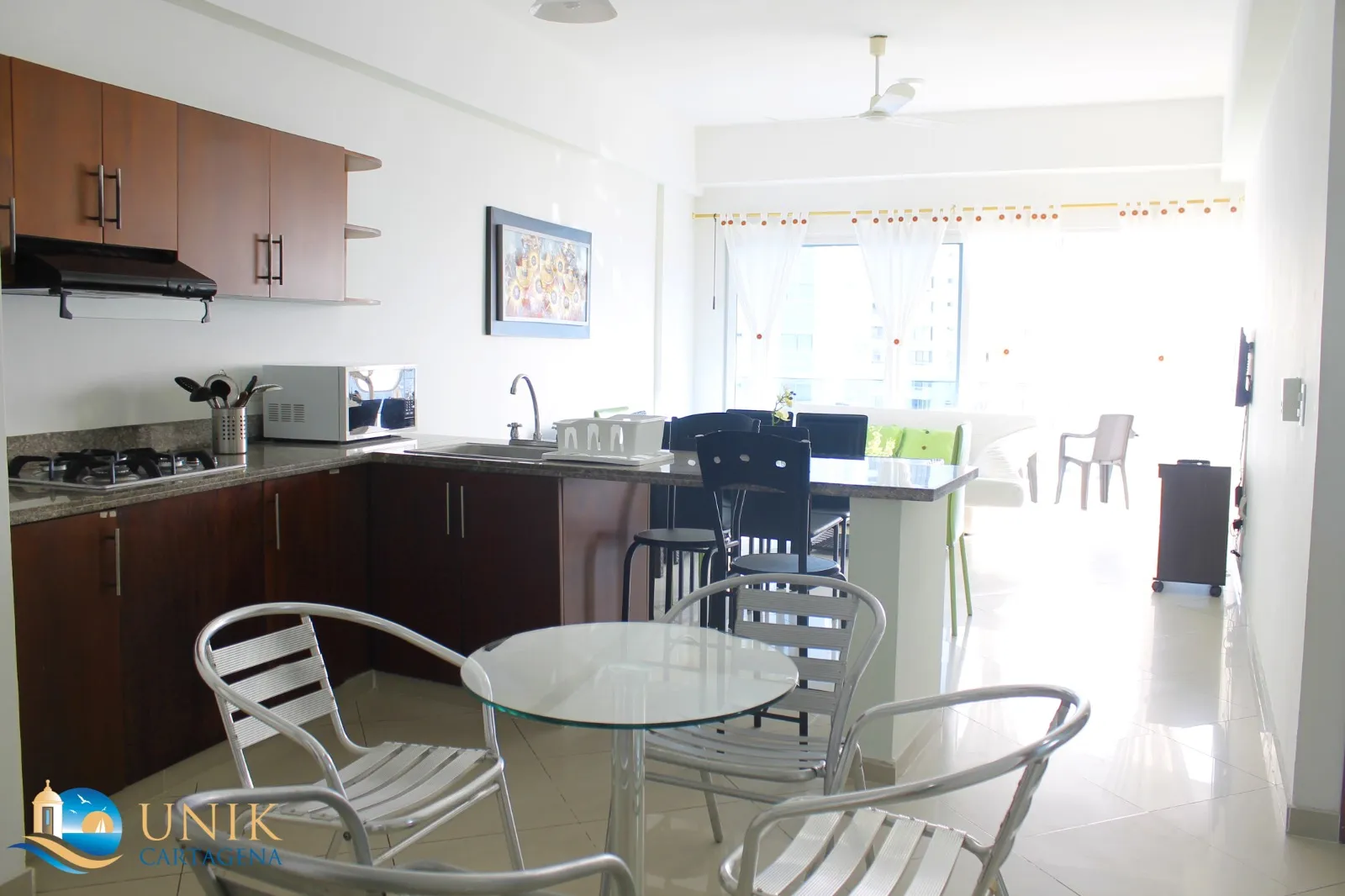 Cocina y Comedor equipados del apartamento 906 Dos alcobas Edificio Poseidón del Caribe El Laguito