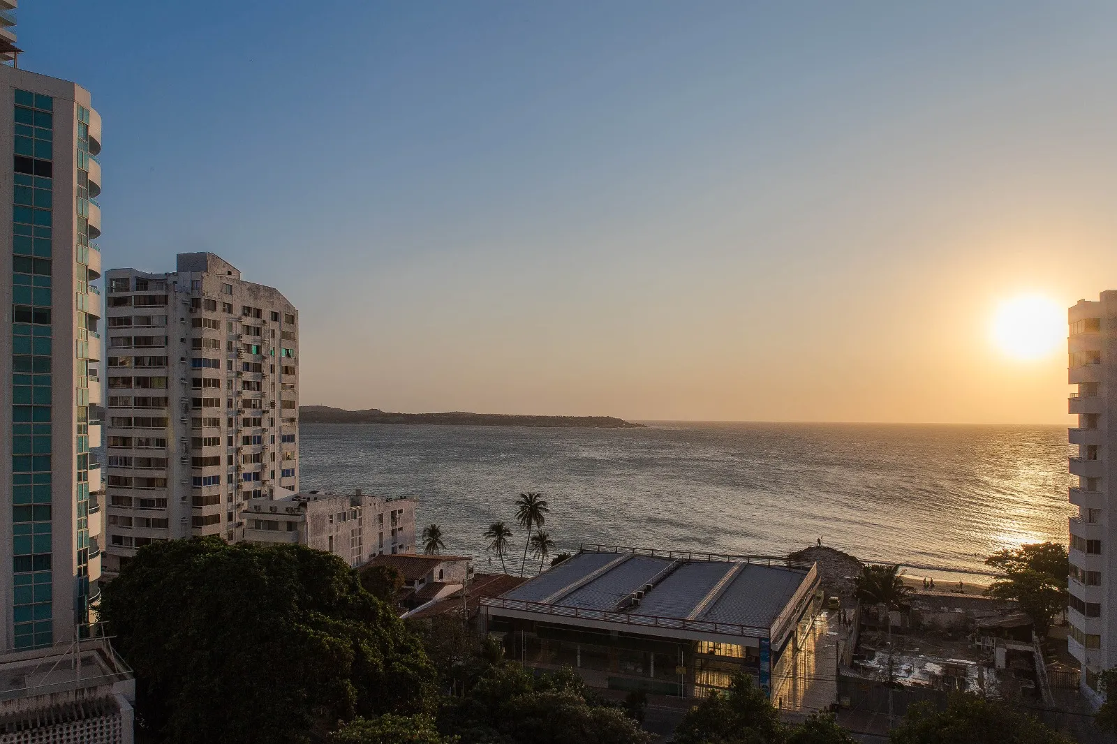 Amanecer desde el balcón del apartamento 906 Dos alcobas Edificio Poseidón del Caribe El Laguito