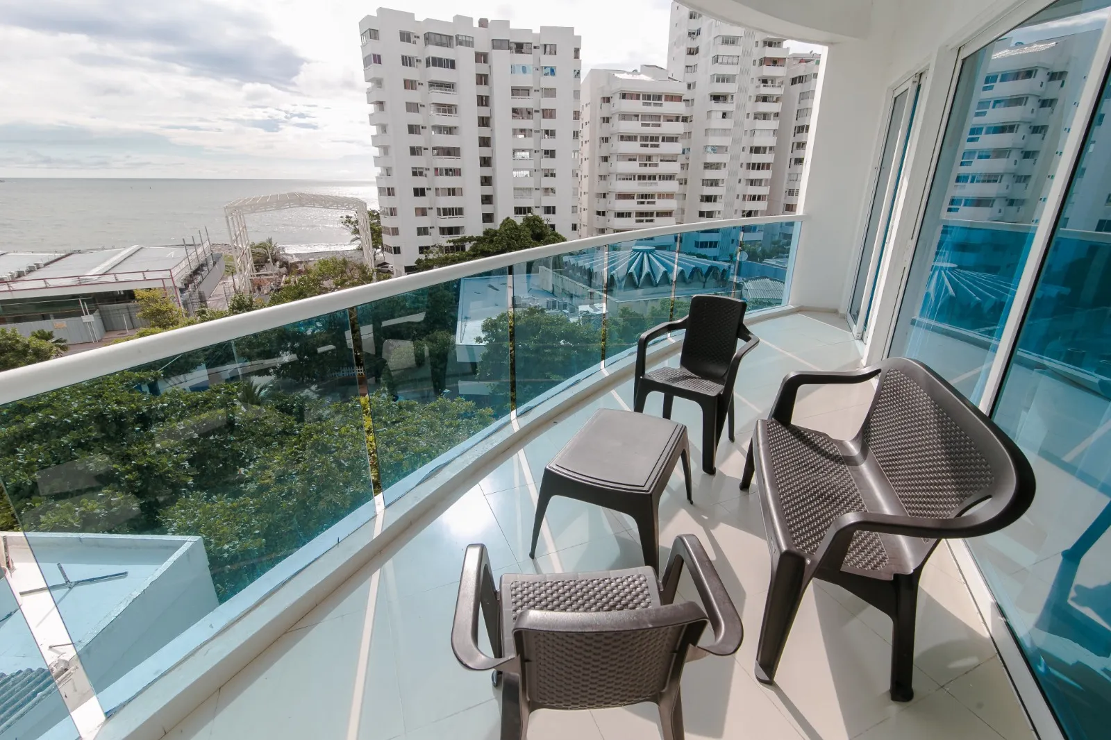 Balcón con maravillosa vista a El Laguito, del apartamento 906 Dos alcobas Edificio Poseidón del Caribe El Laguito