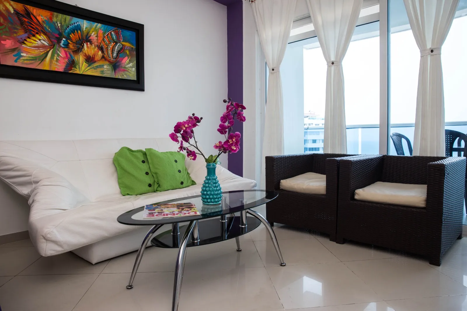 Hermosa sala con salida al balcón en el piso 9 del edificio Poseidón del Caribe Cartagena Airbnb 907, barrio El Laguito