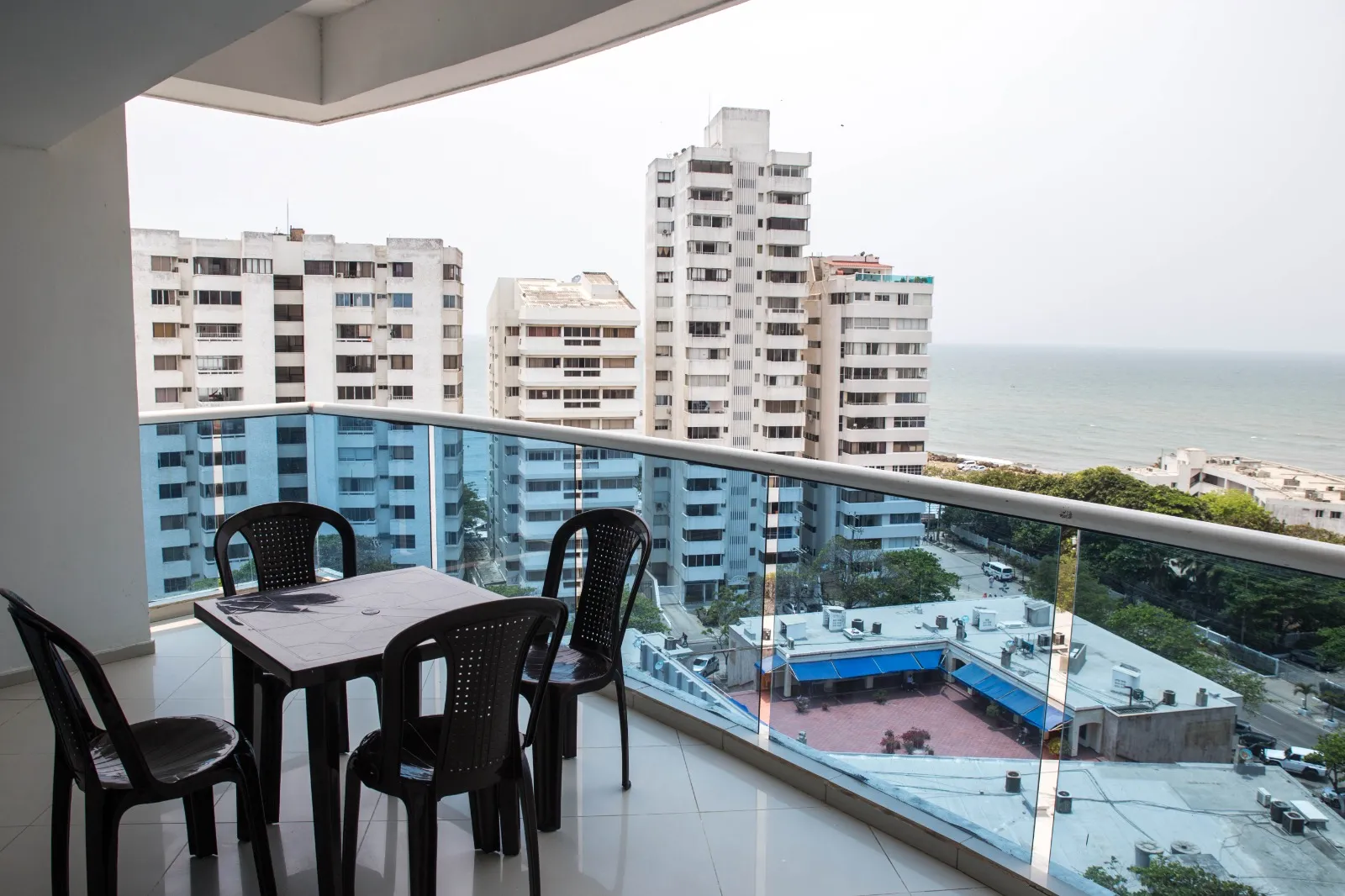 Balcón Panorámico en el piso 9 del edificio Poseidón del Caribe Cartagena Airbnb 907, barrio El Laguito