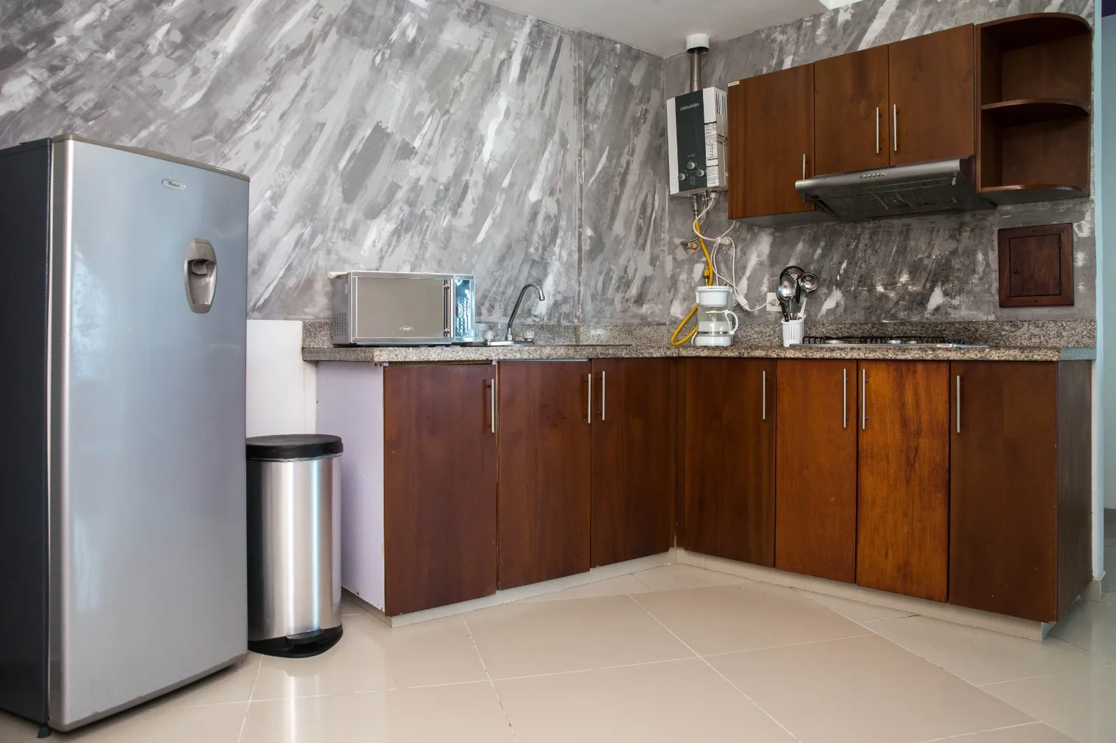Cocina completamente equipada en el piso 9 del edificio Poseidón del Caribe Cartagena Airbnb 907, barrio El Laguito