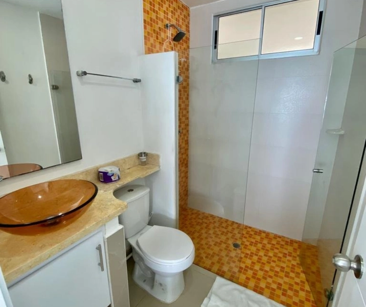 Baño de la habitación Principal del apartamento vacacional 1103 Edificio Palmetto Cartagena parte de los apartamentos vacacionales en palmetto