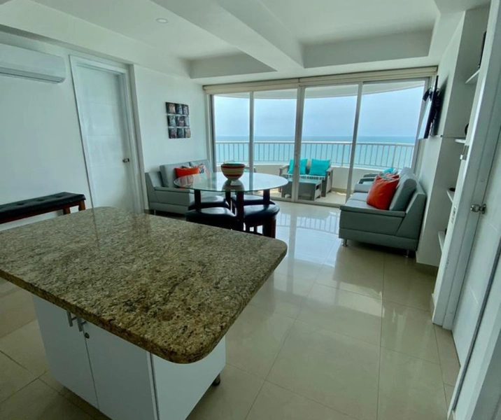 Cocina equipada con todo lo necesario, vista de la sala y balcón con vista al mar