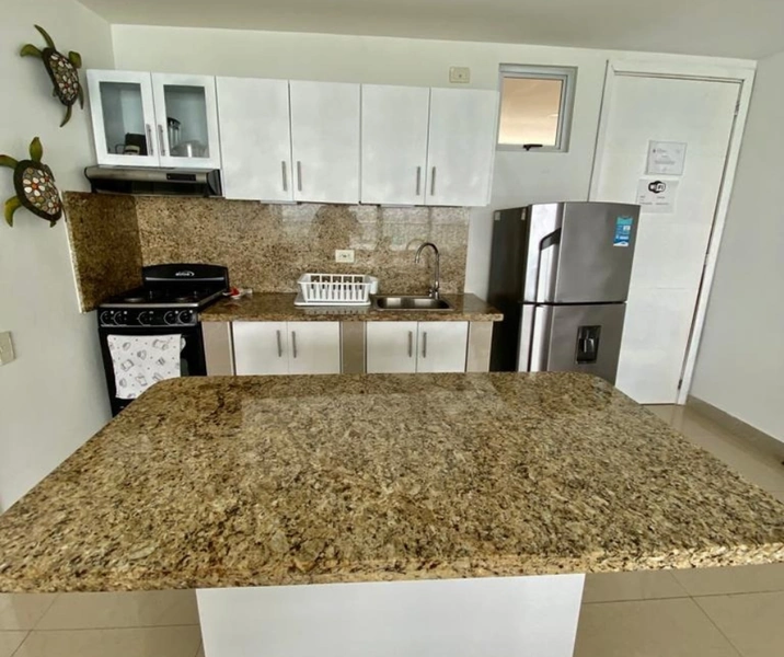 Cocina equipada con electrodomésticos y utensilios para su comodidad del apartamento vacacional 1103 Edificio Palmetto Cartagena parte de los apartamentos vacacionales en palmetto