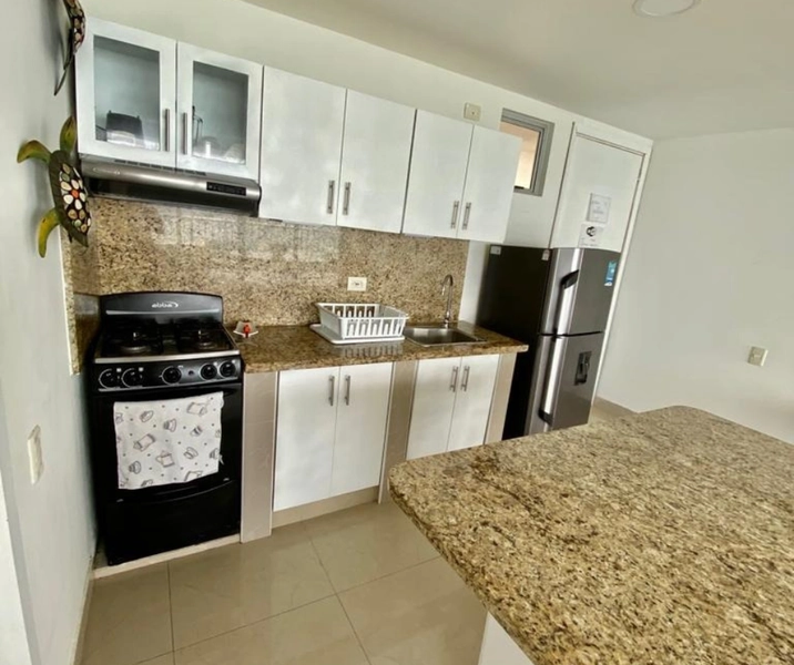 Cocina con nevera, estufa y utensilios del apartamento vacacional 1103 Edificio Palmetto Cartagena parte de los apartamentos vacacionales en palmetto