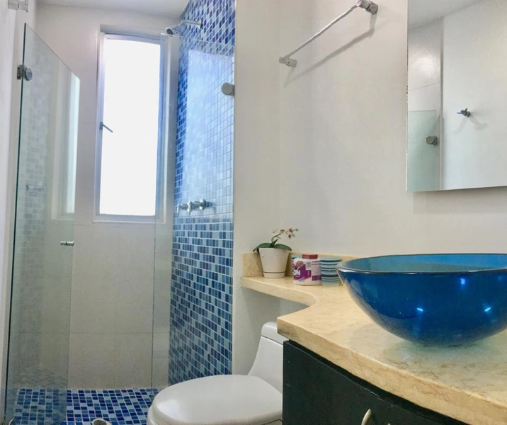 Baño de la habitación principal del apartamento vacacional 2001 Edificio Palmetto Cartagena donde disfrutará de las mejores vacaciones en bocagrande