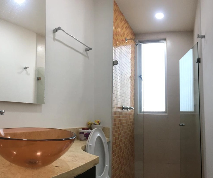 Baño de la habitación auxiliar del apartamento vacacional 2001 Edificio Palmetto Cartagena donde disfrutará de las mejores vacaciones en bocagrande