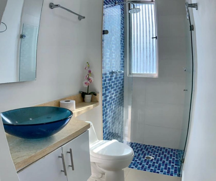 Baño de la habitación principal del apartamento 2504 para sus estadías en Palmetto Cartagena