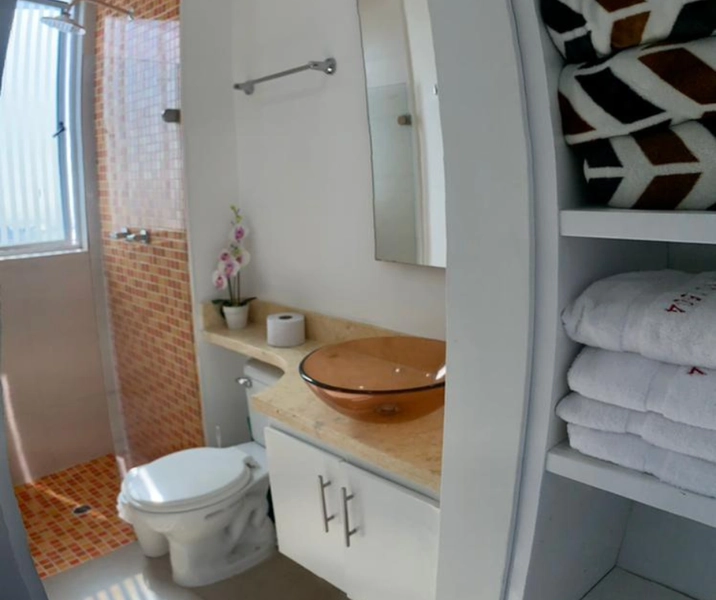 Baño de la habitación auxiliar del apartamento 2504 para sus estadías en Palmetto Cartagena