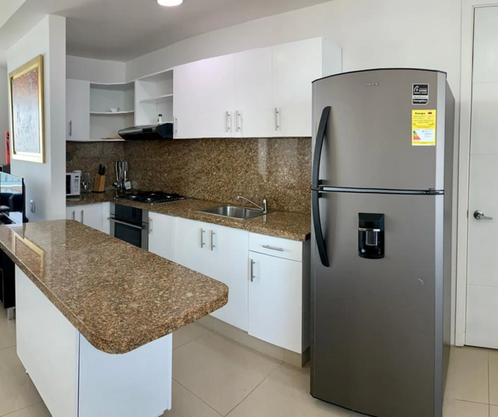 Cocina equipada con nevera, estufa, licuadora, sanduchera, vajilla y demas del apartamento 2504 para sus estadías en Palmetto Cartagena
