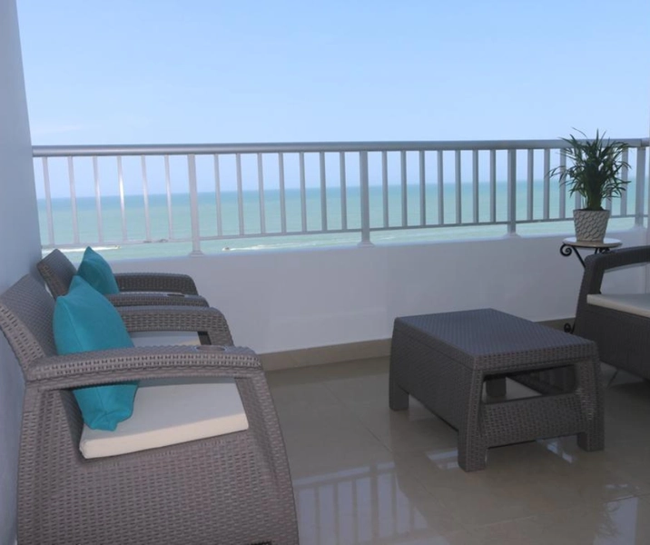 Nuego de sillas y nmesa en el balcón del apartamento vacacional 604 Edificio Renta vacacional en Cartagena, Edificio Palmetto Cartagena