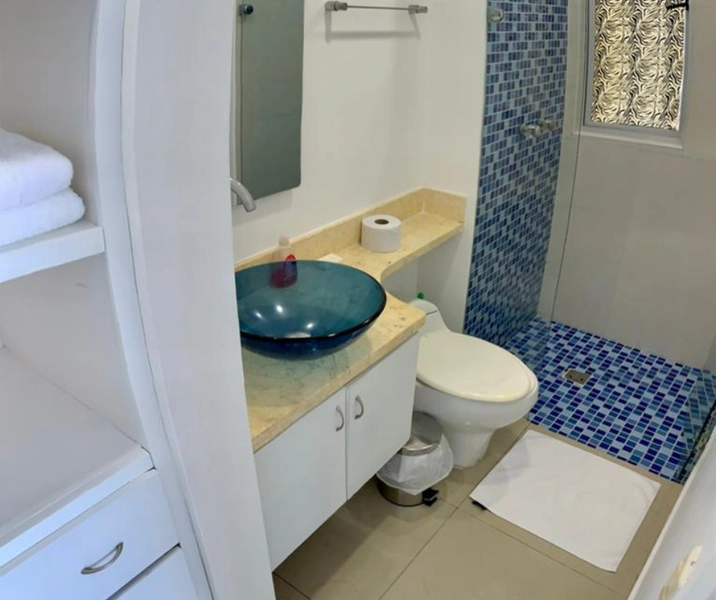 baño de la habitacion auxiliar del apartamento vacacional 604 Edificio Renta vacacional en Cartagena, Edificio Palmetto Cartagena