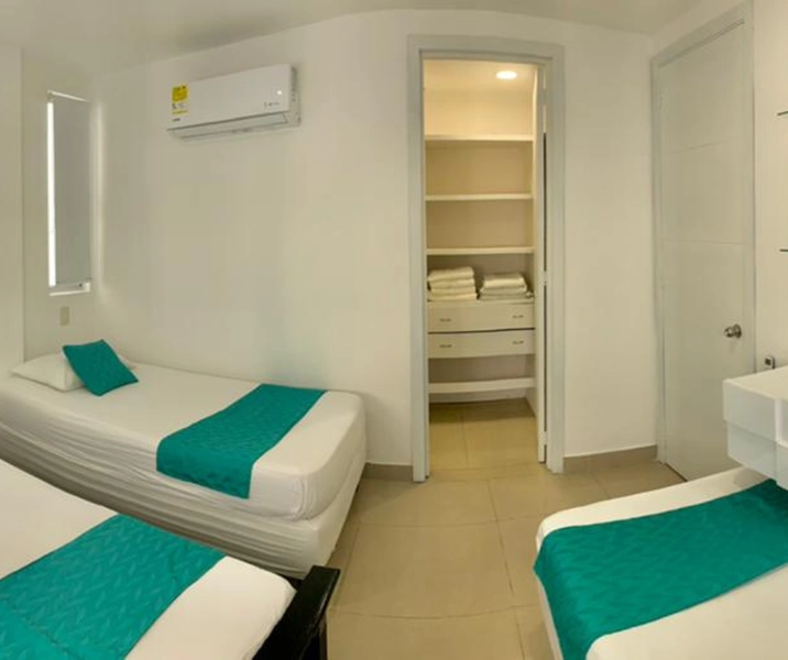 Vista de la alcoba auxiliar con tres camas senciallas del apartamento vacacional 604 Edificio Renta vacacional en Cartagena, Edificio Palmetto Cartagena