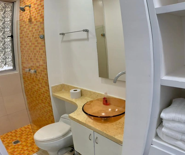 Bño de la alcoba principal del apartamento vacacional 604 Edificio Renta vacacional en Cartagena, Edificio Palmetto Cartagena