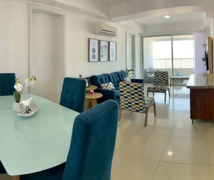 Sala comedor con salida al balcón del apartamento vacacional 604 Edificio Renta vacacional en Cartagena, Edificio Palmetto Cartagena