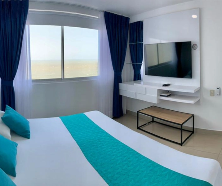 Alcoba principal, cama doble matrimonial mas televisor en la alcoba y vista espectacular al mar desde la ventana en el apartamento vacacional 604 Edificio Renta vacacional en Cartagena, Edificio Palmetto Cartagena