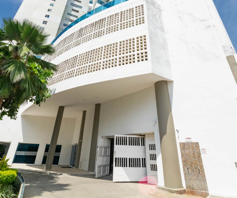 Entrada al parqueadero del Edificio Poseidón del Caribe, Sector El Laguito