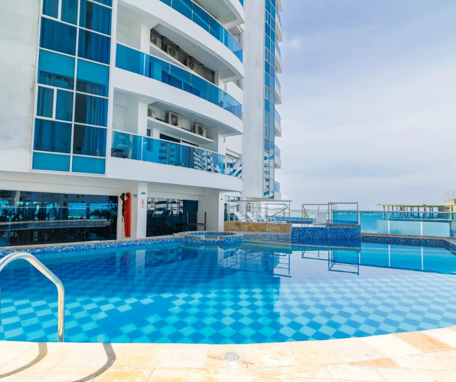 Impecable piscina frente al Edificio Poseidón del Caribe, Sector El Laguito