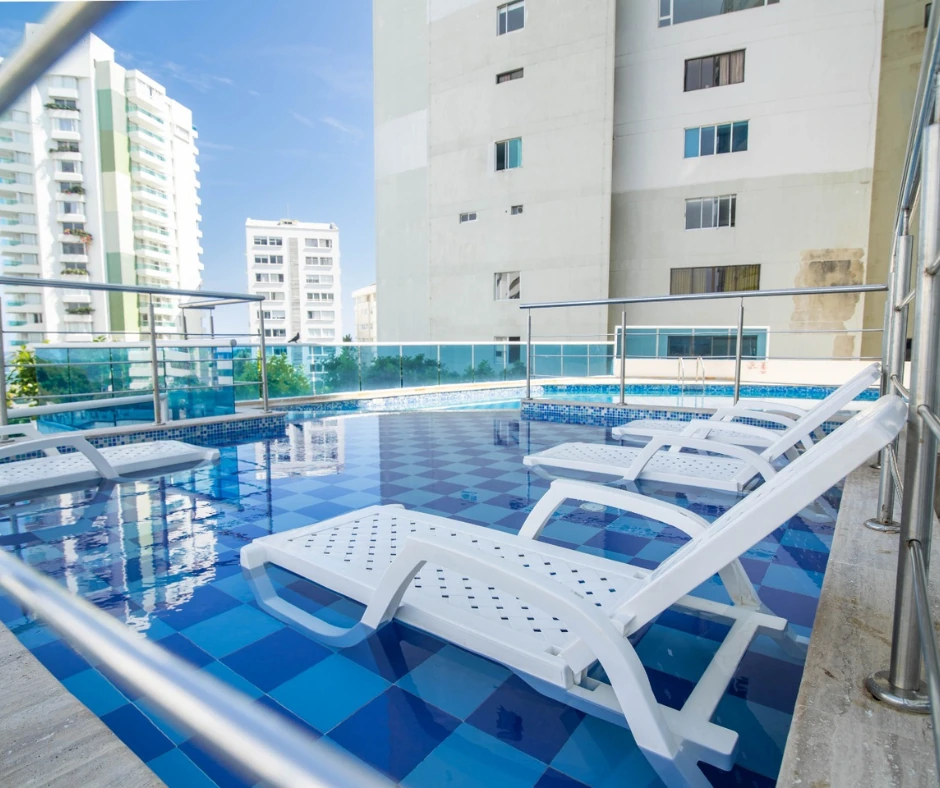 Piscina con asoleadoras del Edificio Poseidón del Caribe, Sector El Laguito
